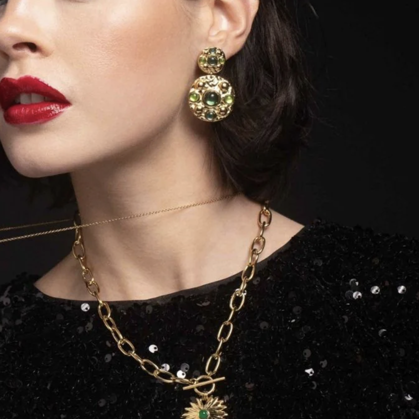 Boucles d'oreilles à puce avec 2 pièces rondes dorées et 8 pâtes de verre vertes