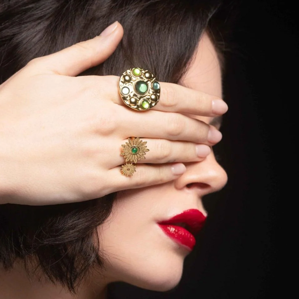 Bague ronde dorée avec 5 pâtes de verre vertes