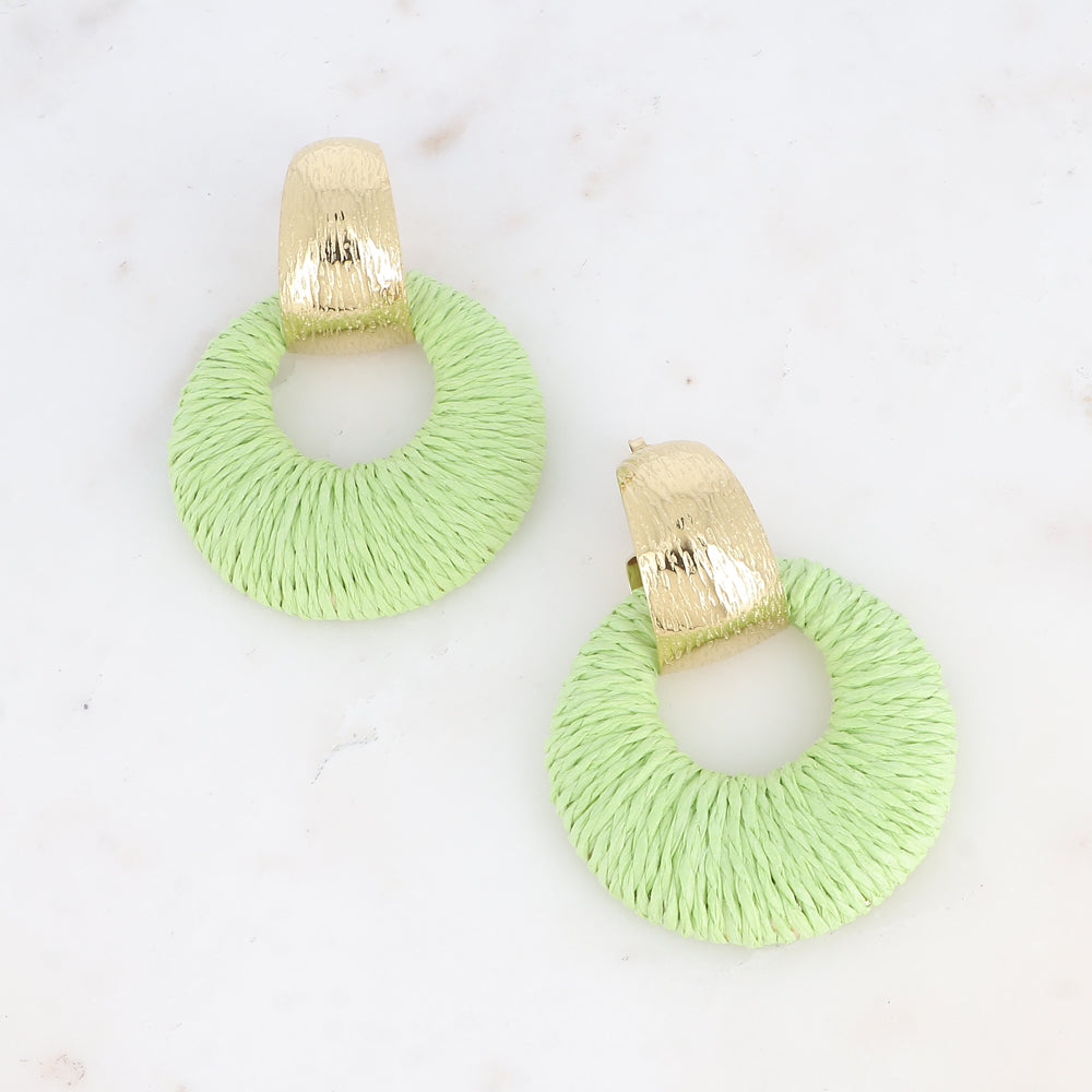 Boucles pendantes -anneau texturé et pièce ronde recouverte de raphia synthétique VERT