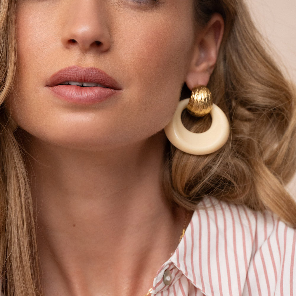 Boucles puces Aélie - créole bombée texturée et acétate coloré JAUNE