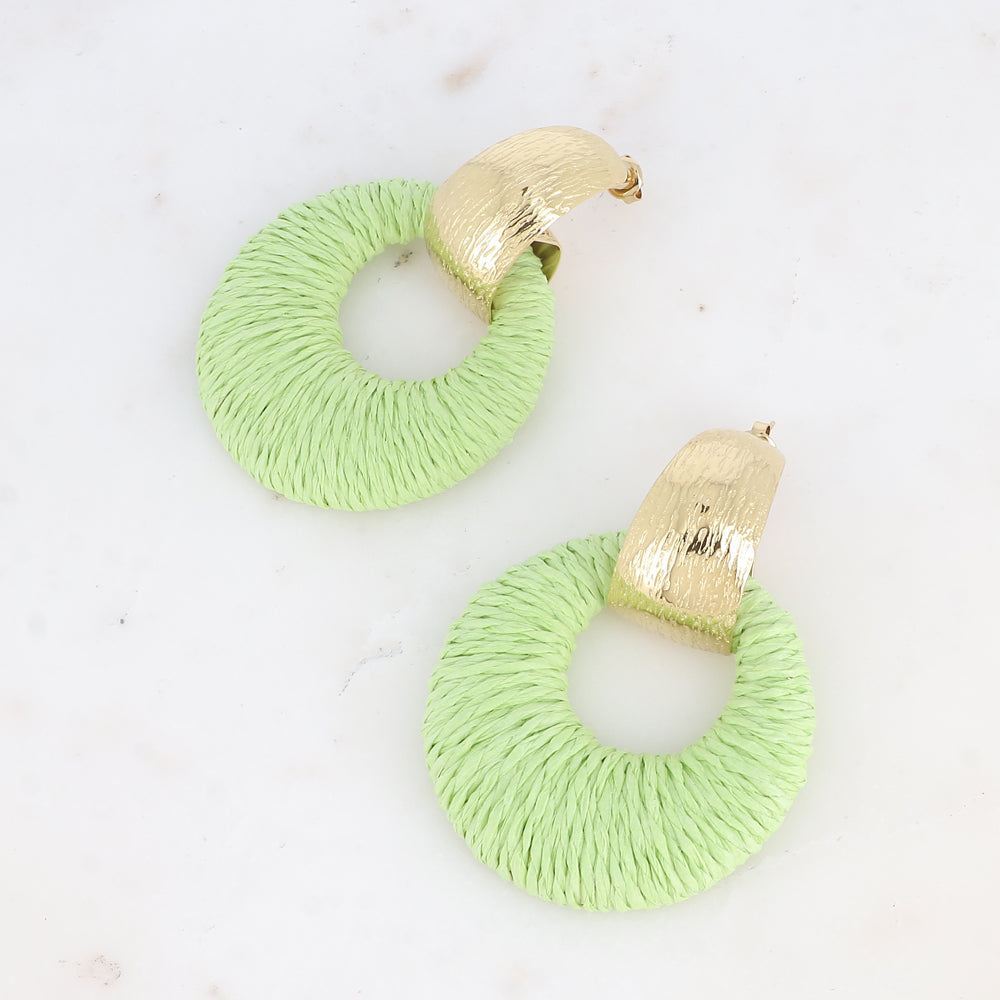 Boucles pendantes -anneau texturé et pièce ronde recouverte de raphia synthétique VERT