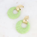 Boucles pendantes -anneau texturé et pièce ronde recouverte de raphia synthétique VERT