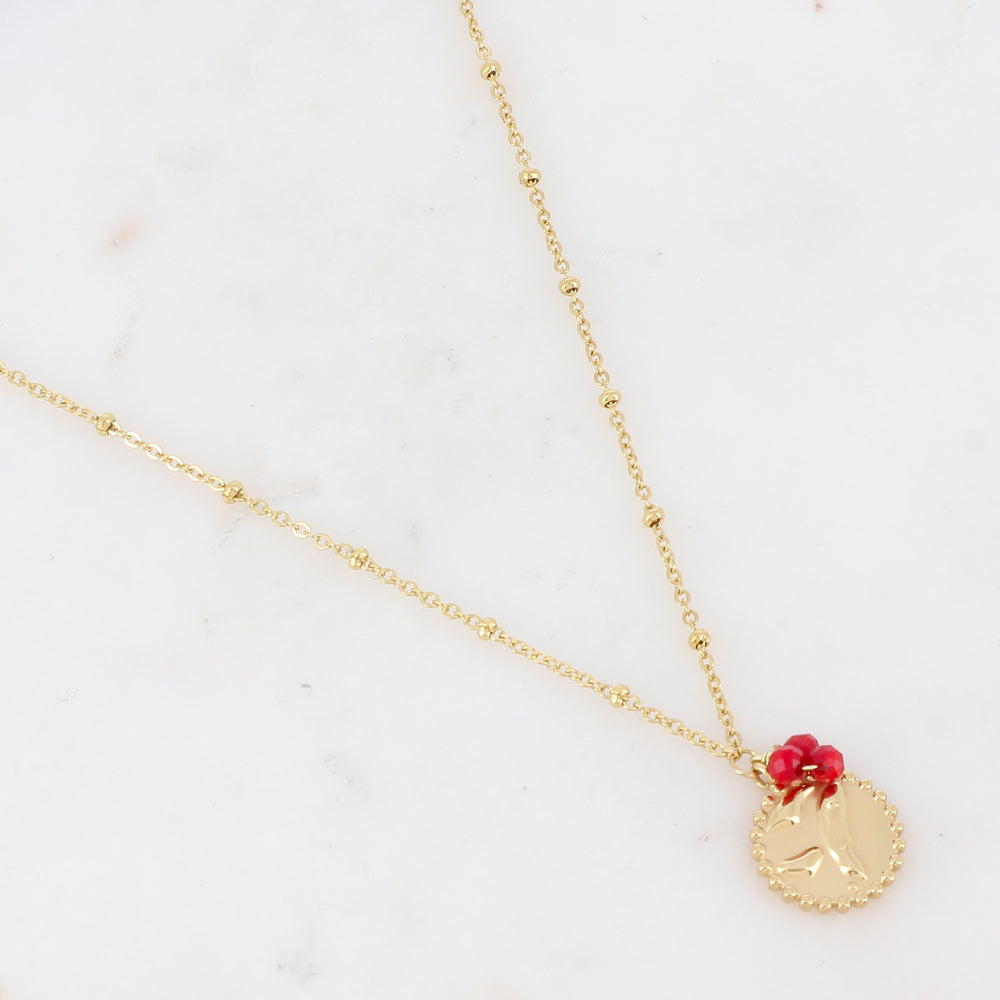Collier doré avec 3 petites perles en pierre naturelle Corail végétal teinté et pampille