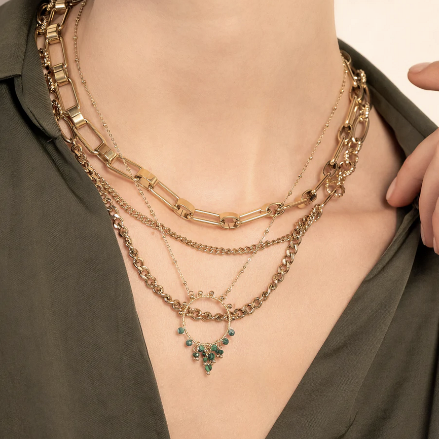 Collier avec anneau doré et pierres naturelles