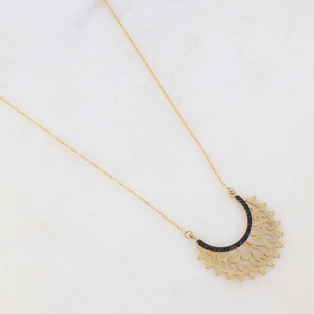Collier avec pièce ajourée et strass
