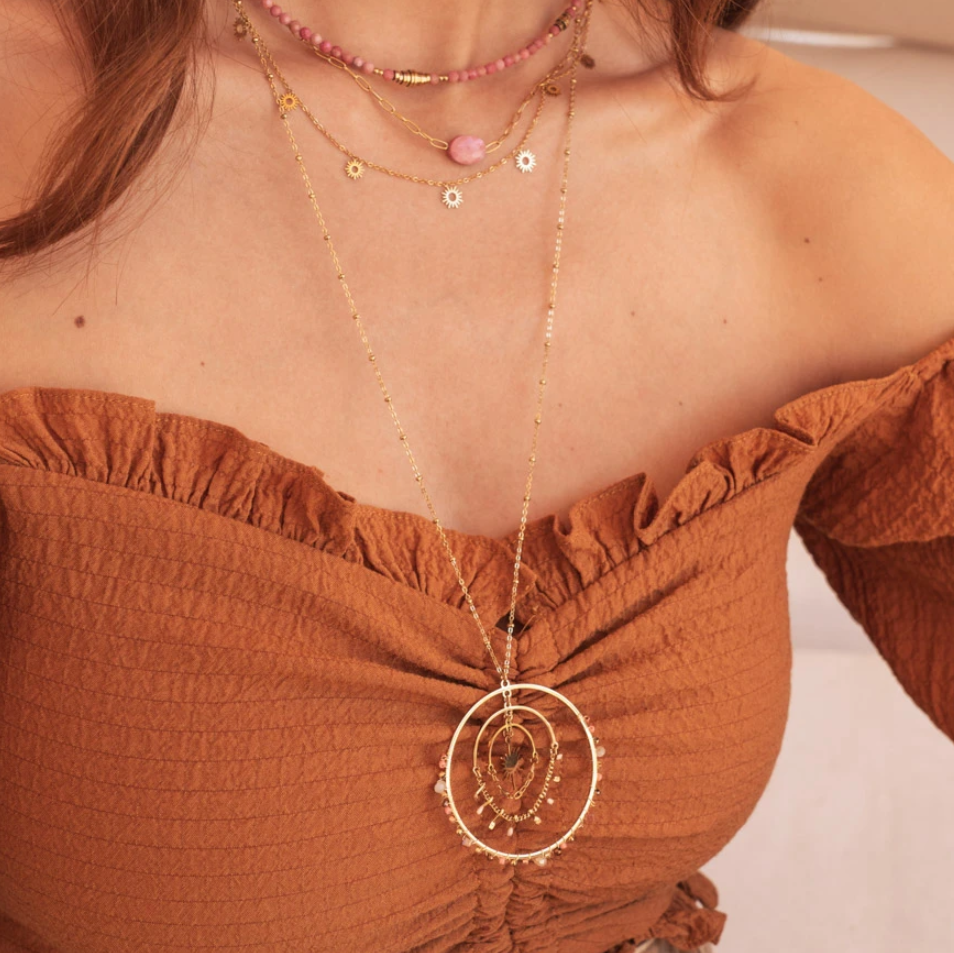Collier doré avec des perles en pâtes de verre