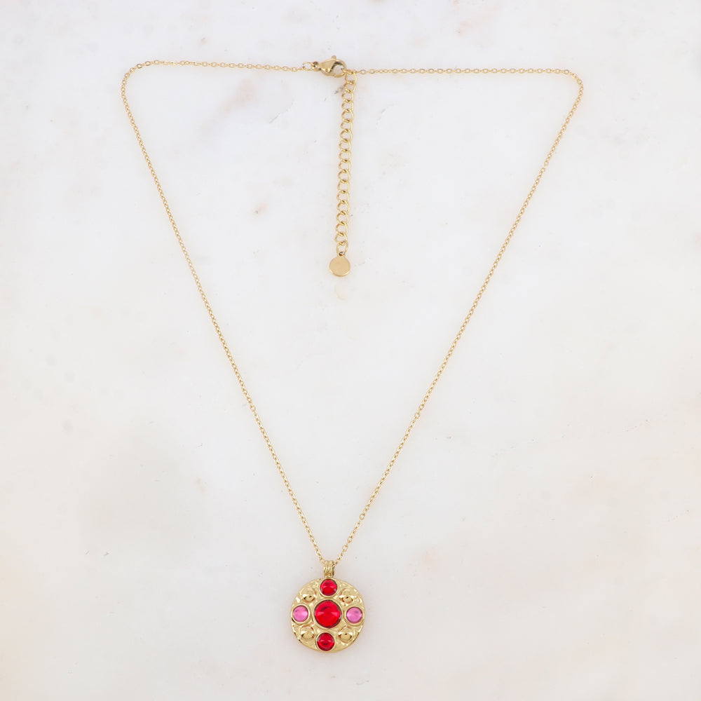 Collier doré avec pendentif rond embelli de 5 pâtes de verre roses et rouges