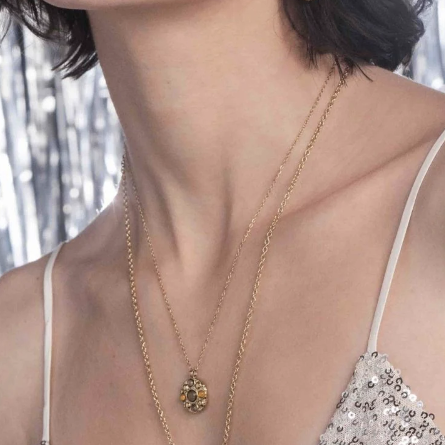 Collier doré avec pendentif rond embelli de 5 pâtes de verre vertes