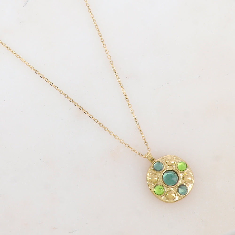 Collier doré avec pendentif rond embelli de 5 pâtes de verre vertes