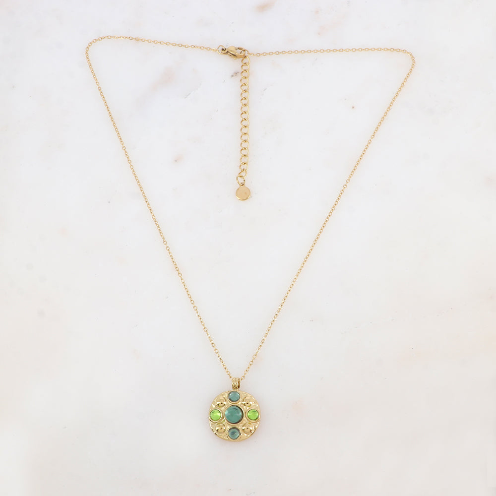 Collier doré avec pendentif rond embelli de 5 pâtes de verre vertes