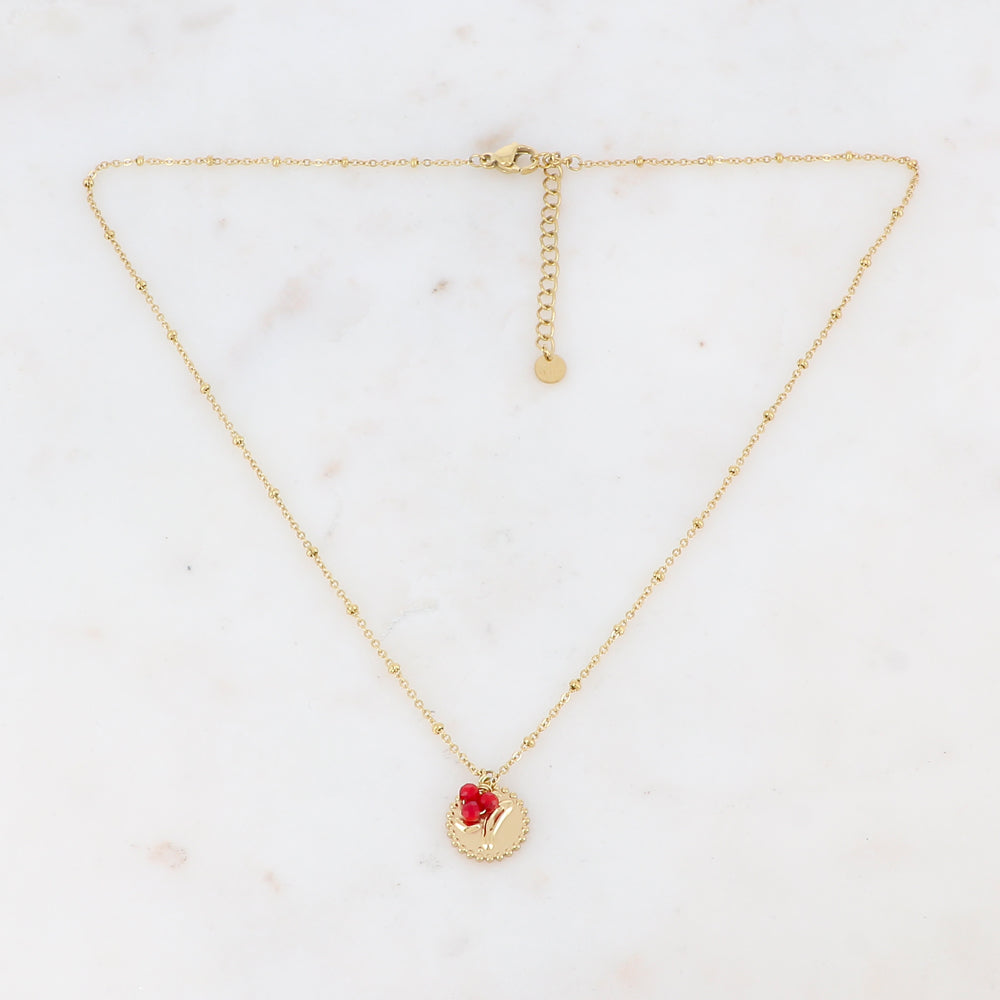 Collier doré avec 3 petites perles en pierre naturelle Corail végétal teinté et pampille