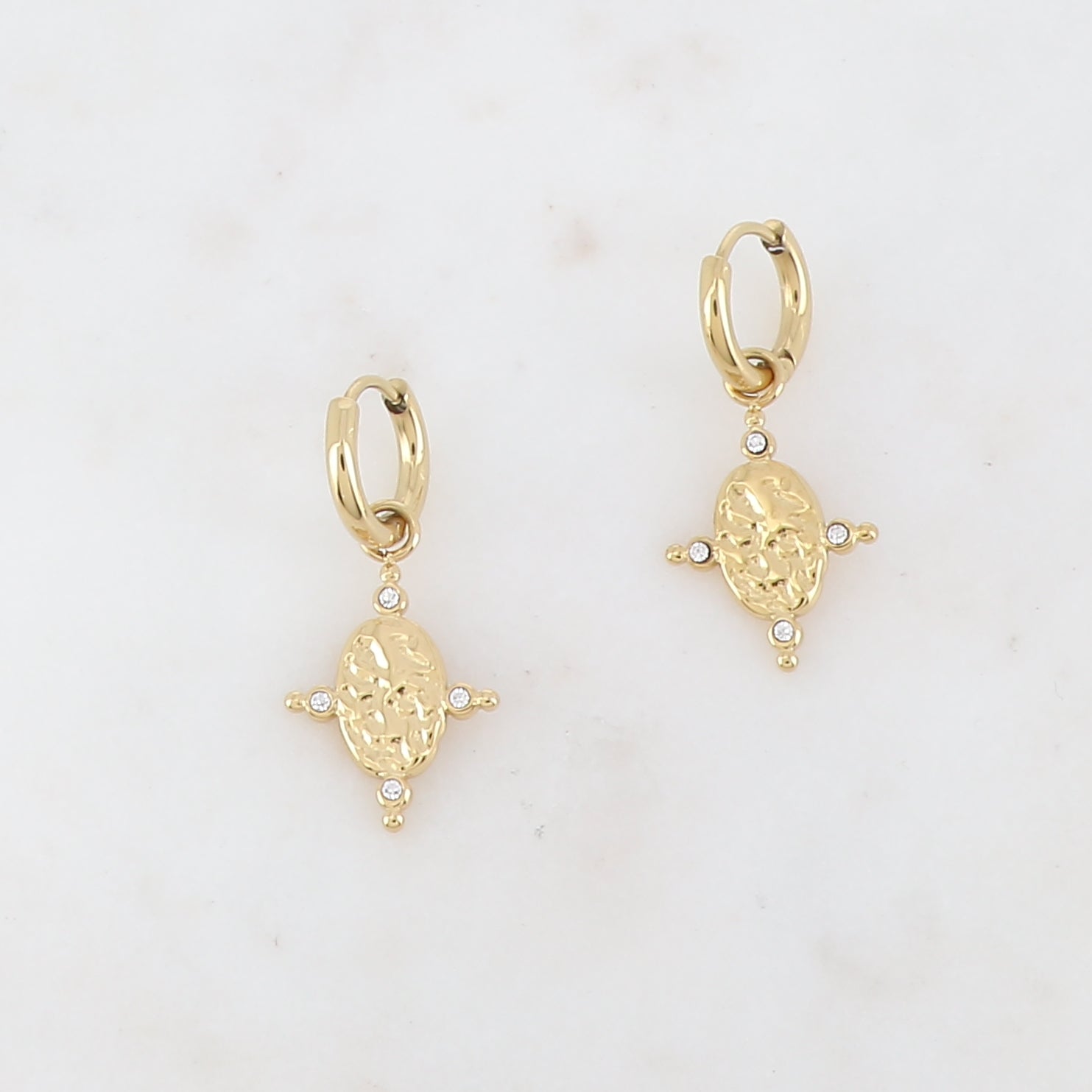 Créoles dorées avec strass blancs
