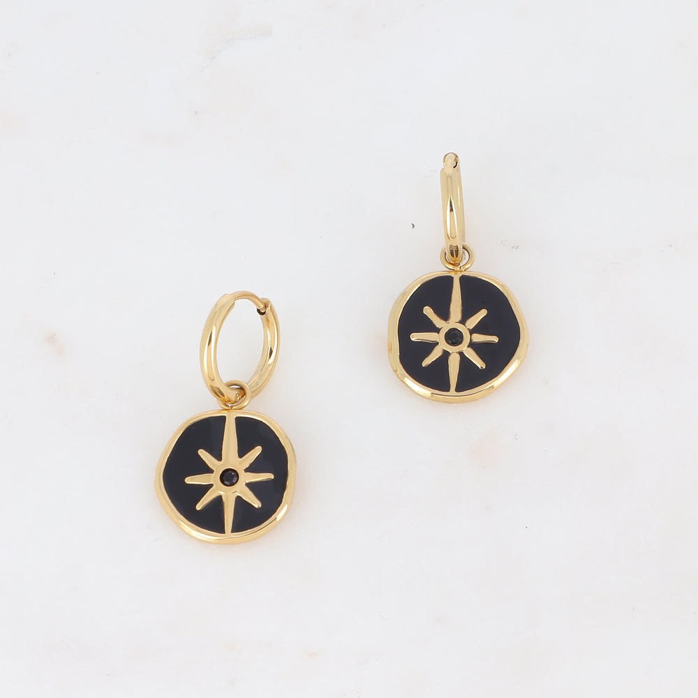 Créoles dorées composées d'un pendentif étoile émaillé noir serti d'un strass noir